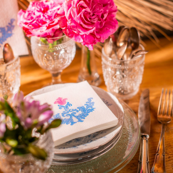 Paviot, Serviette, Trianon bleu, weiß bedruckt mit Wiesenblumen, rosa, blau style